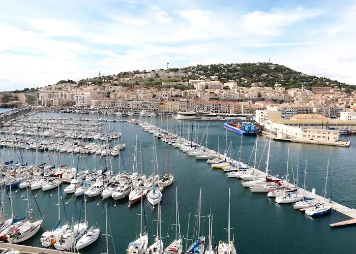 Le Carnet De Sete Et Sa Vue Sur Le Canal